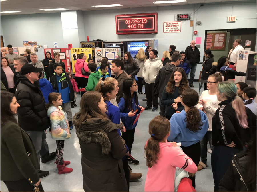 Students attend club fair to learn about extracurricular activities at FPM.